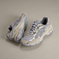Bovenaanzicht van de ASICS GEL-NYC Concrete Oatmeal – zicht op tonglabel, veters en zachte kleurverdeling via Snrkickz