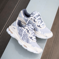 ASICS GEL-NYC Concrete Oatmeal on foot – gedragen met een cleane neutrale outfit, perfect voor daily wear via Snrkickz