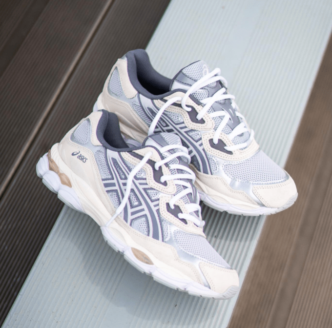 ASICS GEL-NYC Concrete Oatmeal on foot – gedragen met een cleane neutrale outfit, perfect voor daily wear via Snrkickz