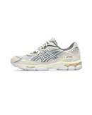 ASICS GEL-NYC Concrete Oatmeal – zijkant met grijze mesh, beige overlays en retro runner-vibes, nu te vinden bij Snrkickz
