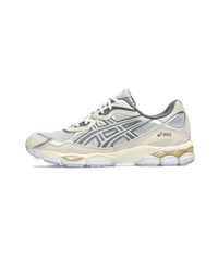 ASICS GEL-NYC Concrete Oatmeal – zijkant met grijze mesh, beige overlays en retro runner-vibes, nu te vinden bij Snrkickz