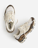 Bovenaanzicht van de ASICS GEL-NYC Cream zicht op tonglabel, veters en tonale colorblocking via Snrkickz