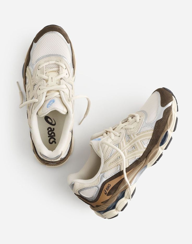 Bovenaanzicht van de ASICS GEL-NYC Cream zicht op tonglabel, veters en tonale colorblocking via Snrkickz