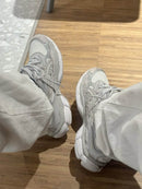 Detail van de GEL-zool, zilvergrijze ASICS-strepen en ademend mesh op de GEL-NYC Cream Cloud Grey – exclusief bij Snrkickz