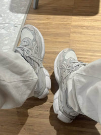 Detail van de GEL-zool, zilvergrijze ASICS-strepen en ademend mesh op de GEL-NYC Cream Cloud Grey – exclusief bij Snrkickz