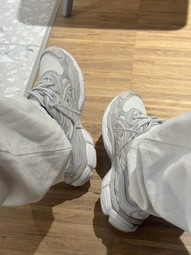 Detail van de GEL-zool, zilvergrijze ASICS-strepen en ademend mesh op de GEL-NYC Cream Cloud Grey – exclusief bij Snrkickz