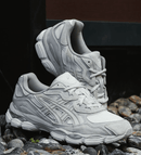 Bovenaanzicht van de ASICS GEL-NYC Cream Cloud Grey – zicht op tong, mesh toebox en minimalistische kleurblokken via Snrkickz