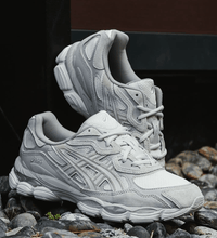 Bovenaanzicht van de ASICS GEL-NYC Cream Cloud Grey – zicht op tong, mesh toebox en minimalistische kleurblokken via Snrkickz