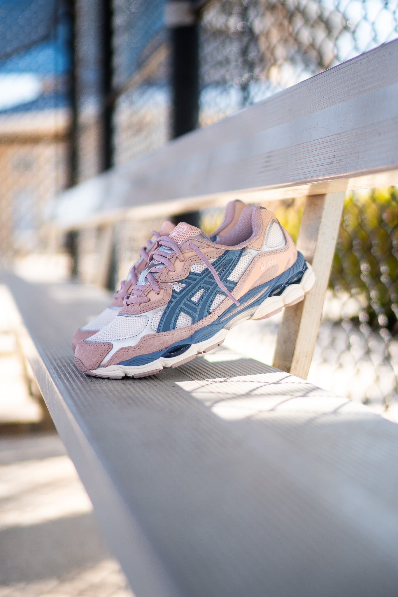 Detail van de lichtblauwe floss-accenten, zachte mesh en demping op de ASICS GEL-NYC Cream Grey Floss – premium uitvoering via Snrkickz