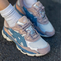 ASICS GEL-NYC Cream Grey Floss on foot gedragen met een cleane, lichte fit met subtiele pasteltonen via Snrkickz