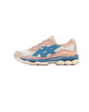 ASICS GEL-NYC Cream Grey Floss – zijkant met lichtgrijze overlays, cream mesh en blauwe accenten, verkrijgbaar bij Snrkickz