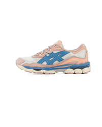 ASICS GEL-NYC Cream Grey Floss – zijkant met lichtgrijze overlays, cream mesh en blauwe accenten, verkrijgbaar bij Snrkickz