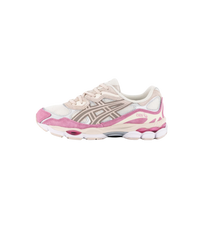 ASICS GEL-NYC Cream Mineral Beige Pink – zijkant met zacht beige bovenwerk en roze details, verkrijgbaar bij Snrkickz