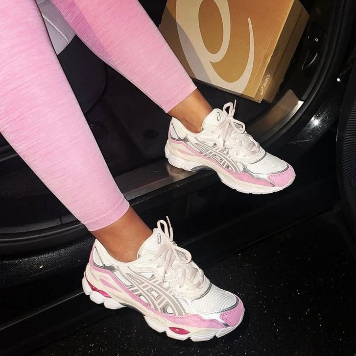 ASICS GEL-NYC Cream Mineral Beige Pink on foot – clean fit met zachte kleuren, perfect voor een rustige look via Snrkickz