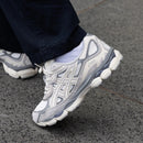ASICS GEL-NYC Cream Oyster Grey on foot – gedragen in een rustige, neutrale outfit met moderne streetwear look via Snrkickz