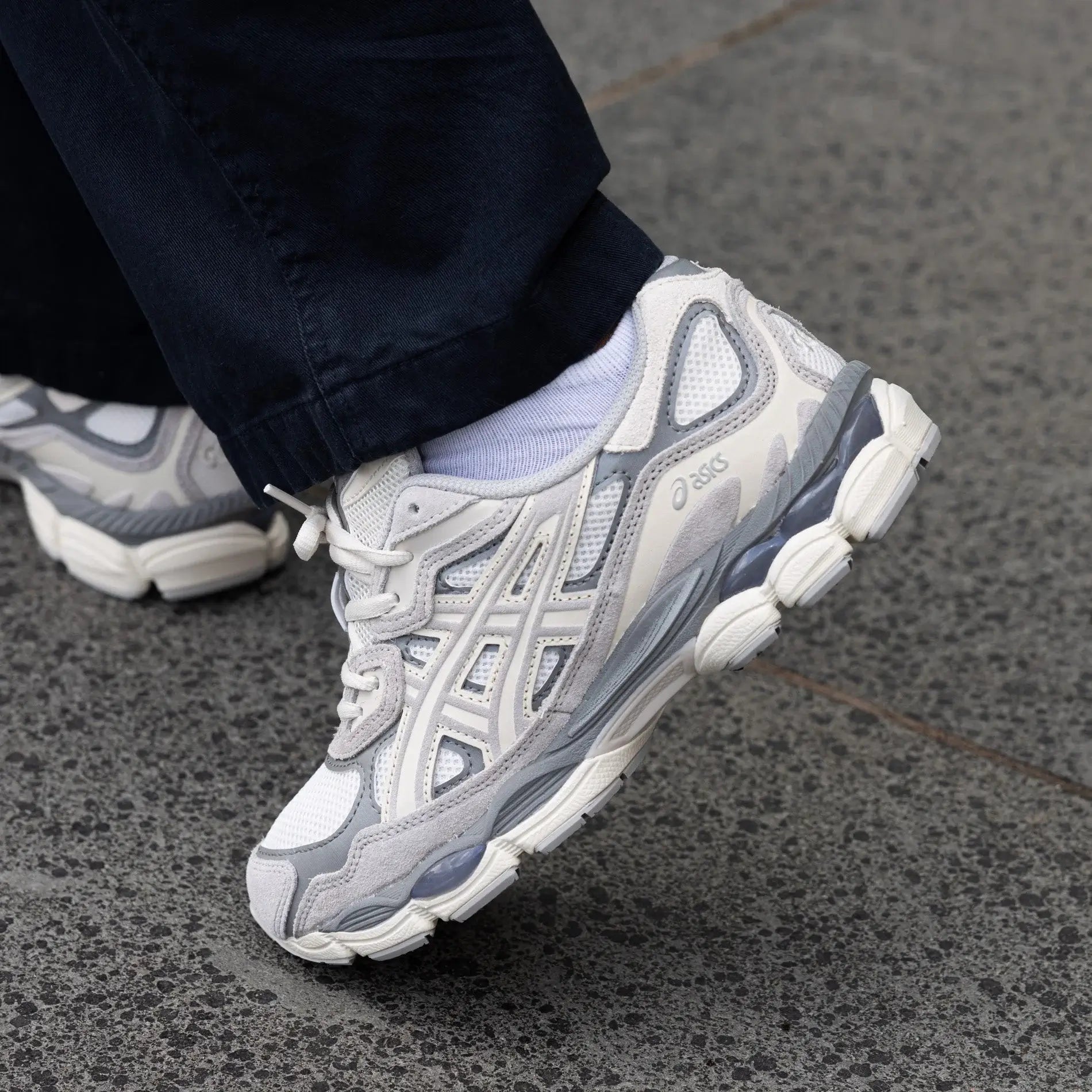 ASICS GEL-NYC Cream Oyster Grey on foot – gedragen in een rustige, neutrale outfit met moderne streetwear look via Snrkickz