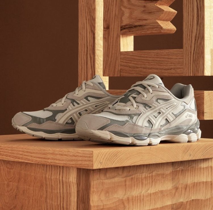 Detail van suède overlays, GEL-demping en kleurverloop op de ASICS GEL-NYC Cream Oyster Grey – premium uitvoering via Snrkickz