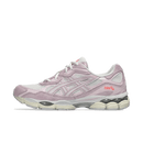 ASICS Gel-NYC Cream Rose Water zijaanzicht in een studio-opname met witte achtergrond, toont het zachte roze colorblock en retro silhouet