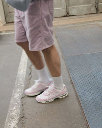 ASICS Gel-NYC Cream Rose Water gedragen in een zomerse setting met roze shorts, perfect voor mobile styling-zoekopdrachten en on-feet content