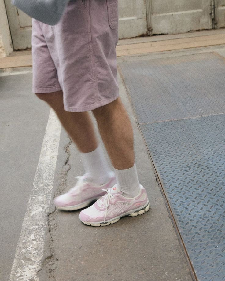 ASICS Gel-NYC Cream Rose Water gedragen in een zomerse setting met roze shorts, perfect voor mobile styling-zoekopdrachten en on-feet content