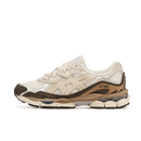 ASICS GEL-NYC Cream – zijkant met beige mesh, tonale overlays en retro hardloopsilhouet, nu verkrijgbaar bij Snrkickz