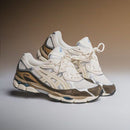 Detail van de mesh upper, GEL-demping en ASICS-strepen op de GEL-NYC Cream – minimalistische afwerking via Snrkickz