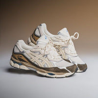 Detail van de mesh upper, GEL-demping en ASICS-strepen op de GEL-NYC Cream – minimalistische afwerking via Snrkickz