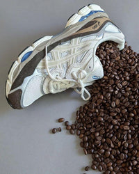 ASICS GEL-NYC Cream on foot – clean look met beige tinten gestyled in een rustige casual fit via Snrkickz