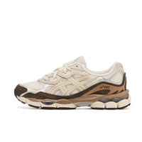 ASICS GEL-NYC Cream – zijkant met beige mesh, tonale overlays en retro hardloopsilhouet, nu verkrijgbaar bij Snrkickz