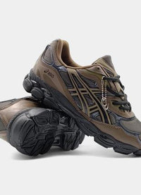 Bovenaanzicht van de ASICS GEL-NYC Dark Sepia Clay Canyon – zicht op tonglabel, donkere veters en natuurlijke colorblocking via Snrkickz