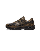 ASICS GEL-NYC Dark Sepia Clay Canyon – zijkant met donkerbruine overlays, clay-accenten en retro hardloopstijl, verkrijgbaar bij Snrkickz