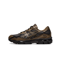 ASICS GEL-NYC Dark Sepia Clay Canyon – zijkant met donkerbruine overlays, clay-accenten en retro hardloopstijl, verkrijgbaar bij Snrkickz