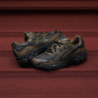 ASICS GEL-NYC Dark Sepia Clay Canyon on foot gedragen in een rustige herfstfit met aardetinten, via Snrkickz
