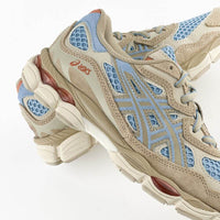 Bovenaanzicht van de ASICS GEL-NYC Harbor Blue Wood Crepe zicht op tonglabel, lichte veters en technische kleurblokken via Snrkickz