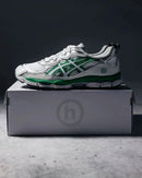 Bovenaanzicht van de ASICS GEL-NYC Hidden NY zicht op tonglabel, lichtgroene accenten en neutrale colorblocking via Snrkickz