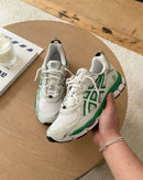 ASICS GEL-NYC Hidden NY on foot gedragen in een cleane fit met earthy kleuren, perfect gestyled via Snrkickz