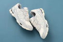 Bovenaanzicht van de ASICS GEL-NYC Ivory Mid Grey – zicht op tonglabel, mesh toebox en zachte kleurcombinatie via Snrkickz
