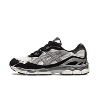 ASICS GEL-NYC Ivory Clay Grey – zijkant met ivory mesh, clay-grijze panelen en retro silhouet, te vinden bij Snrkickz