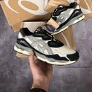 ASICS GEL-NYC Ivory Clay Grey on foot – clean fit in beige tinten en subtiele contrasten, gestyled via Snrkickz