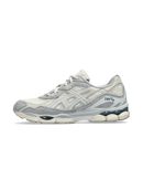 ASICS GEL-NYC Ivory Mid Grey – zijkant met ivoor mesh, lichtgrijze overlays en retro-technische runnerstijl, beschikbaar bij Snrkickz