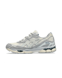 ASICS GEL-NYC Ivory Mid Grey – zijkant met ivoor mesh, lichtgrijze overlays en retro-technische runnerstijl, beschikbaar bij Snrkickz