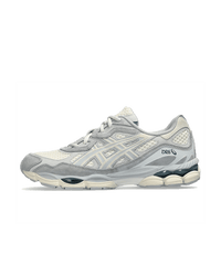 ASICS GEL-NYC Ivory Mid Grey – zijkant met ivoor mesh, lichtgrijze overlays en retro-technische runnerstijl, beschikbaar bij Snrkickz