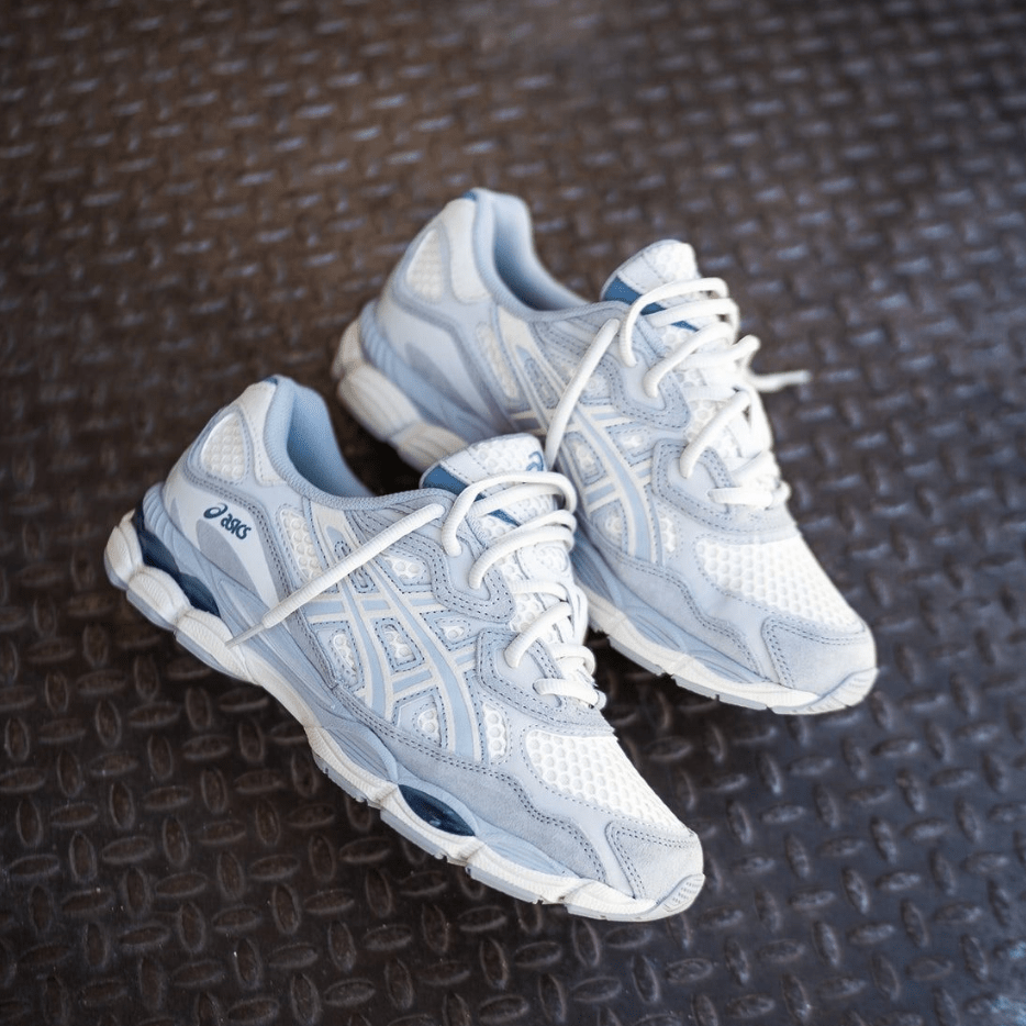Detail van de GEL-zool, grijze suède en ademend mesh op de ASICS GEL-NYC Ivory Mid Grey – premium uitvoering via Snrkickz