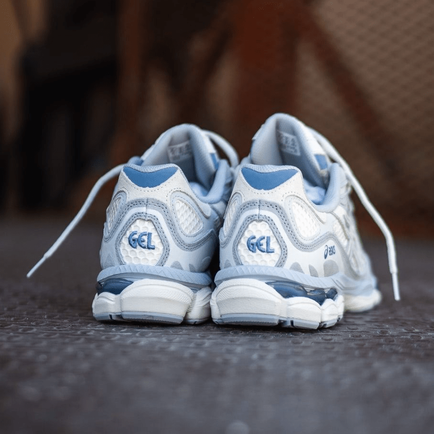 ASICS GEL-NYC Ivory Mid Grey on foot – gedragen met een lichte minimal fit voor een clean streetwear look via Snrkickz