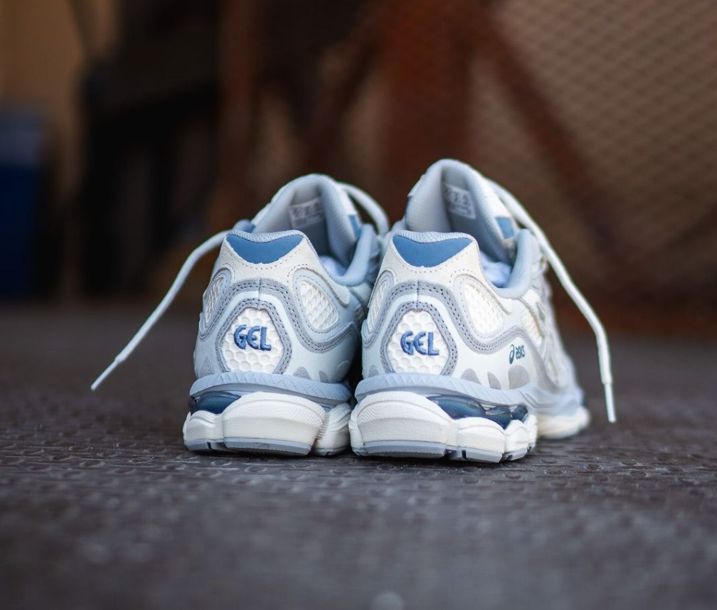 ASICS GEL-NYC Ivory Mid Grey on foot – gedragen met een lichte minimal fit voor een clean streetwear look via Snrkickz