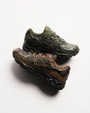 Bovenaanzicht van de ASICS GEL-NYC Moss Forest zicht op tonglabel, veters en donker groen kleurverloop via Snrkickz