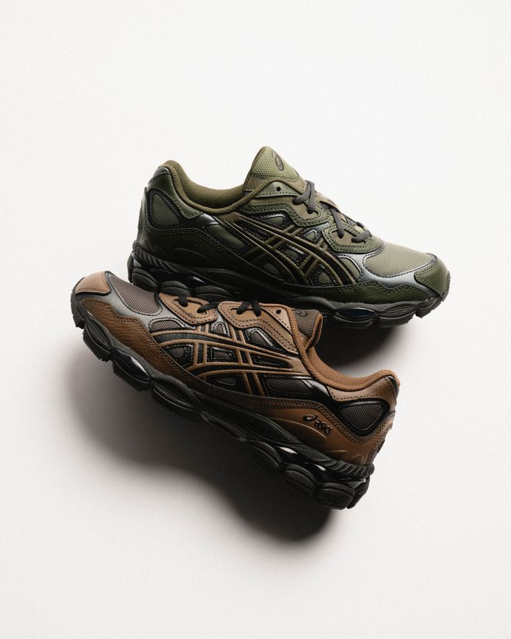 Bovenaanzicht van de ASICS GEL-NYC Moss Forest zicht op tonglabel, veters en donker groen kleurverloop via Snrkickz