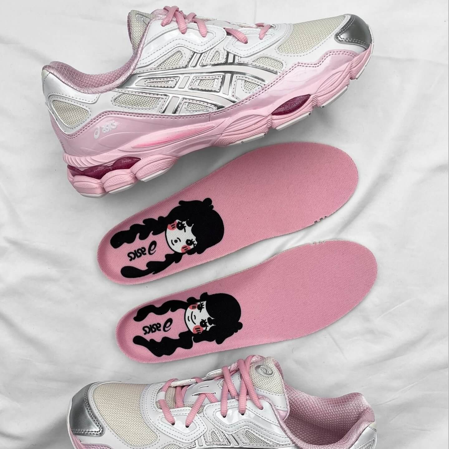 Bovenaanzicht van de ASICS GEL-NYC Kicki Yang Zhang Pink – zicht op tong, roze panelen en vetersysteem via Snrkickz