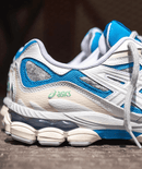 ASICS GEL-NYC White Dolphin Blue on foot – gestyled met casual fit en lichte kleuren, perfect voor voorjaar via Snrkickz