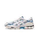 ASICS GEL-NYC White Dolphin Blue – zijkant met wit mesh, grijze overlays en heldere blauwe ASICS-strepen, verkrijgbaar bij Snrkickz